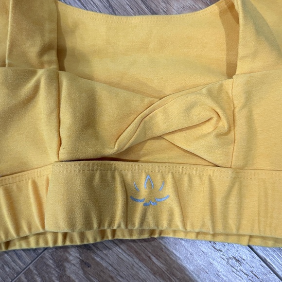 Beyond Yoga Vibrant Yellow twist Sports Bra - Picture 4 of 4